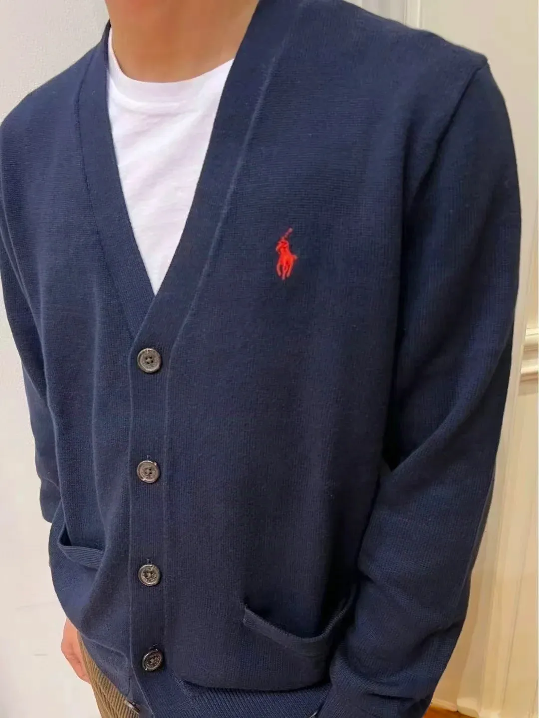 P230 RALPH LAUREN Four-color classic small label embroidery V-neck cardigan long-sleeved buttoned knitted sweater men's and women's top Size: S M L XL Pure original chest high-density LOGO embroidery, original tag accessories 1:1 customization. Made of pure cotton yarn, multi-knitted pure cotton is skin-friendly and comfortable, small label war horse embroidery 12 knitted high-precision button V-neck cardigan sweater 🐎High quality, follow the blogger to learn how to wear it! Let’s buy a Ralph Lauren cable sweater. It’s a super hard-to-find series after it became popular. It’s hard to find one on the official website. It’s simple and practical, has a lazy and loose feel, soft and delicate feel, and has a loose fit. Whether worn alone or layered, you can wear a simple one to create different styles of fashion!